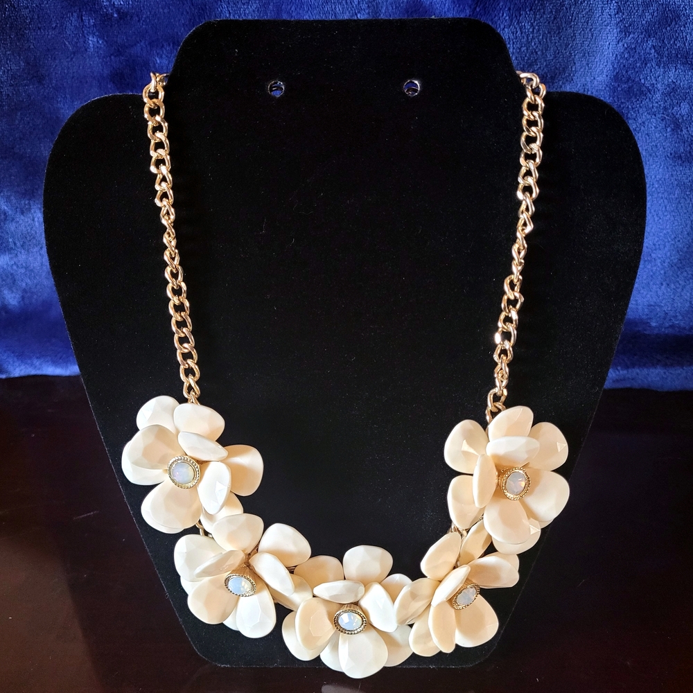 Acrylic Cream Flower Gold Chain Necklace
